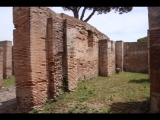 08192 ostia - regio v - via dell'invidioso - edificio (v,iv,3) - nordseite - 4. raum von westen - li seite - ostwand - 06-2024.jpg